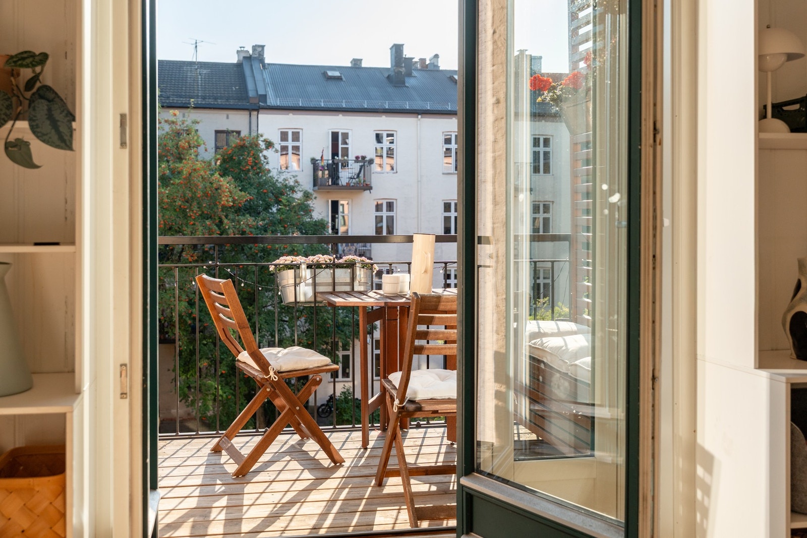 Fra stuen er det utgang til en sydvestvendt balkong med meget gode solforhold. Galleribilde