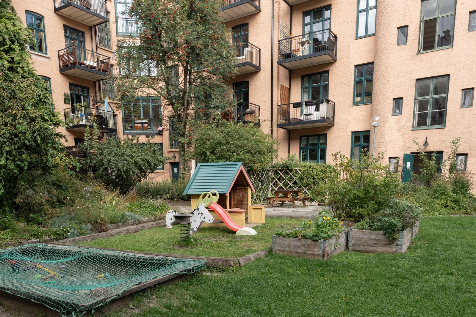 Sommerens grillkvelder hyggelige naboer ute i bakgården er noe av det som kommer virkelig til å bli savnet av dagens eiere. Galleribilde