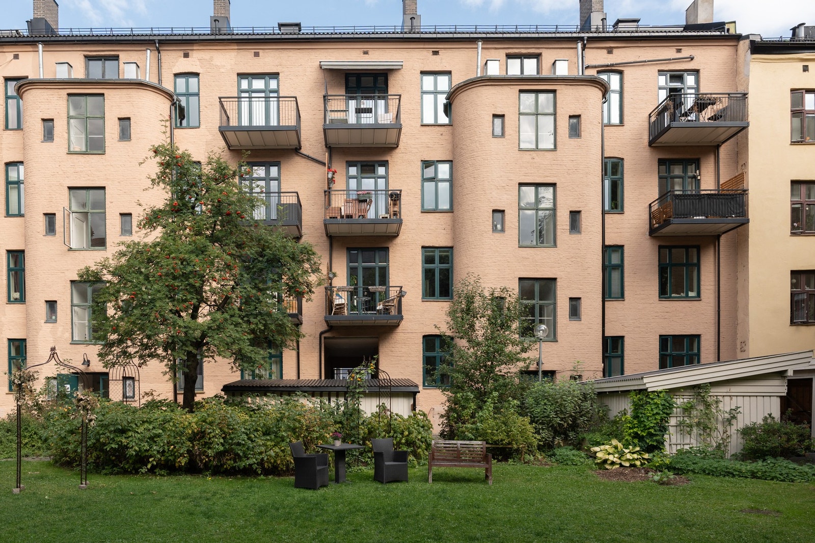 Det finnes alle slags bær du kan tenke deg å plukke og spise. Barna leker sammen, og alle naboene passer på å holde det fint og hyggelig. Galleribilde