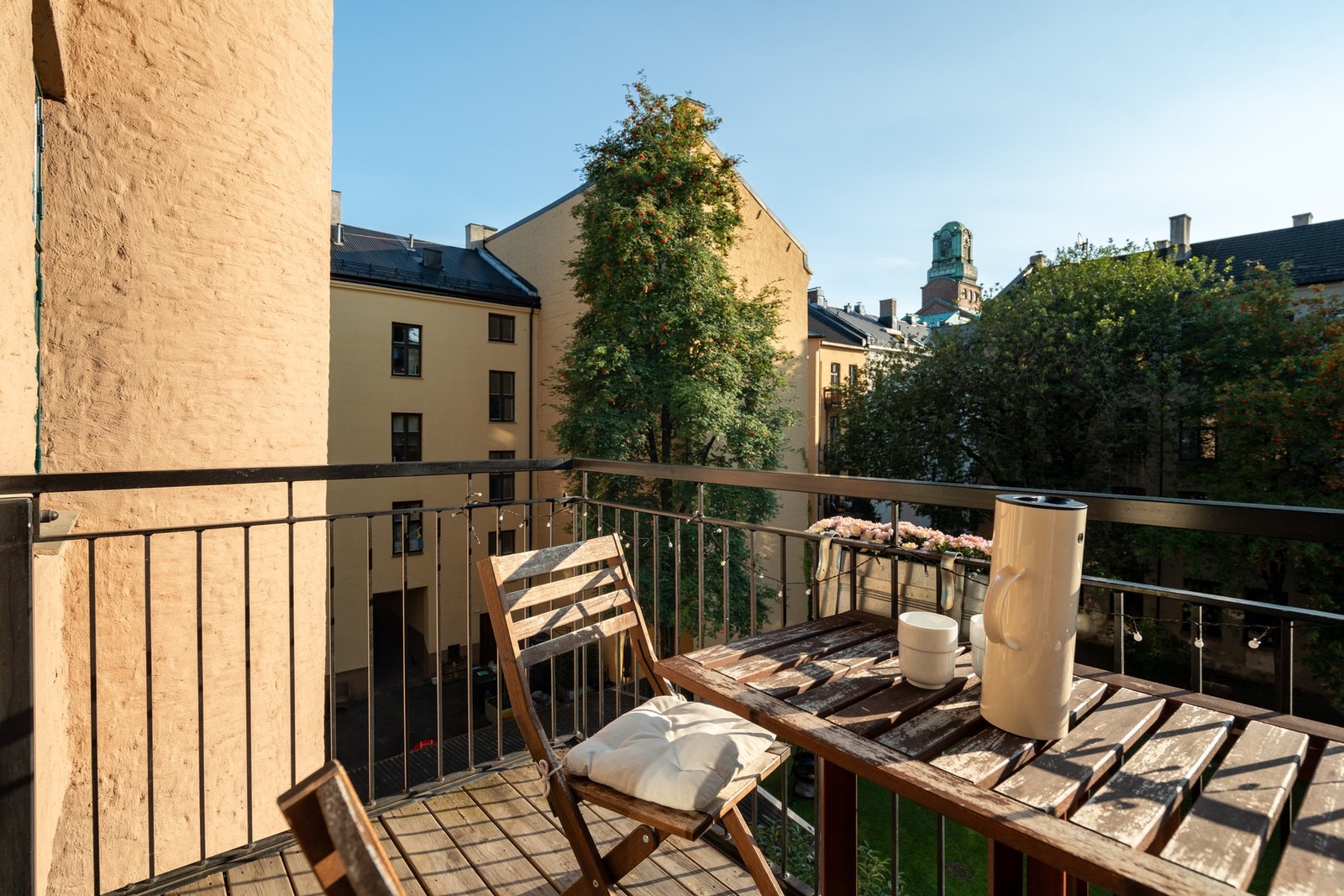 Den er sydvestvendt og har meget gode solforhold, fra ca. kl. 11.30-20.30 på sommerstid. Galleribilde