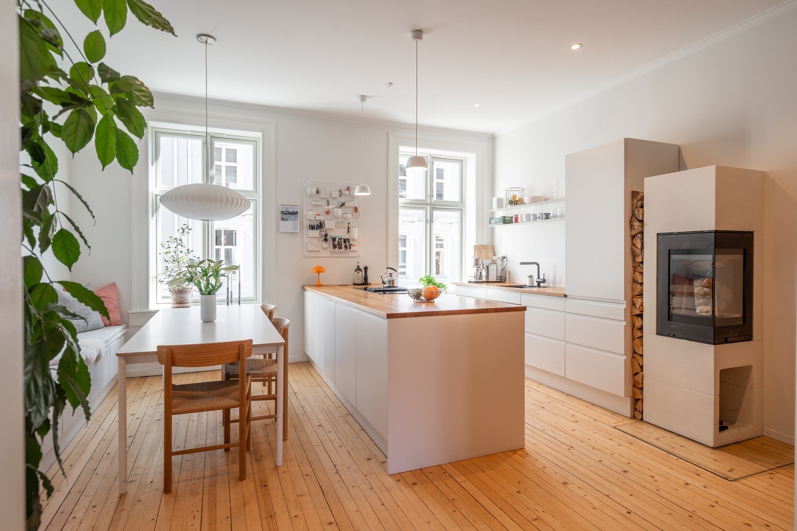 Leiligheten er lys og innbydende med rikelig av naturlig lysinnslipp. Galleribilde