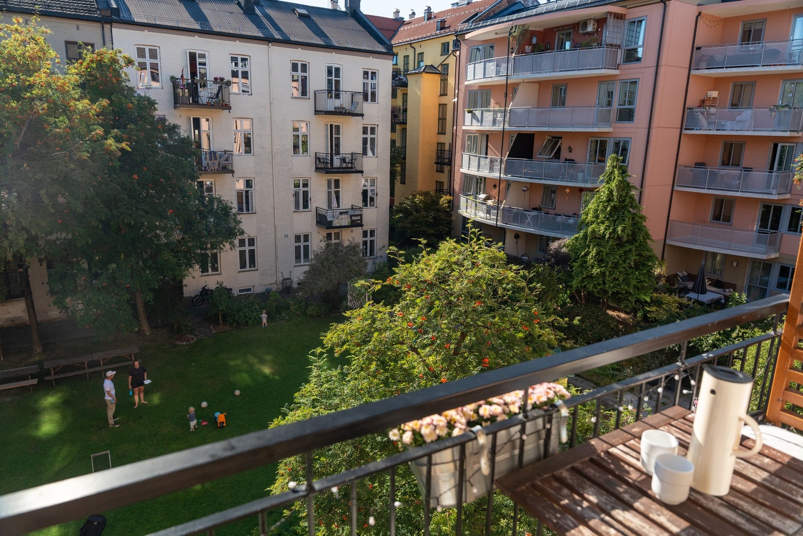 Balkongen vender mot skjermet, rolig gårdsrom. Galleribilde