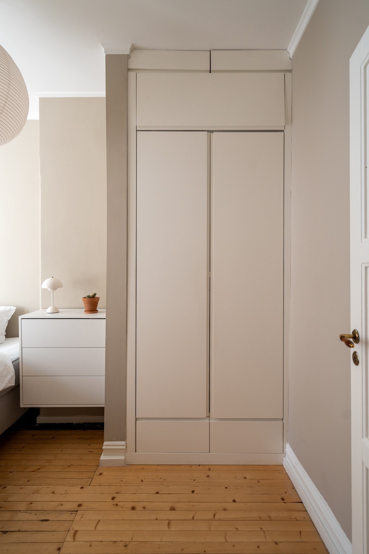 Flott plassbygd garderobeskap. Galleribilde