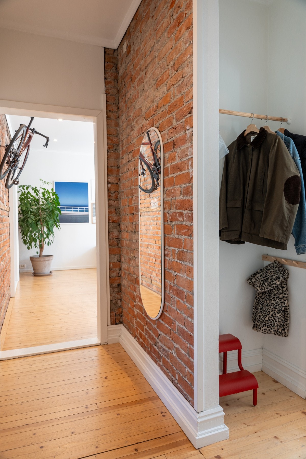 Entréen har plass for klesoppheng og oppbevaring av sko. Galleribilde