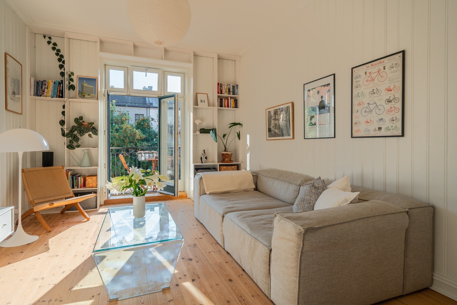 Overflatene er malt i en lys fargetone. Galleribilde