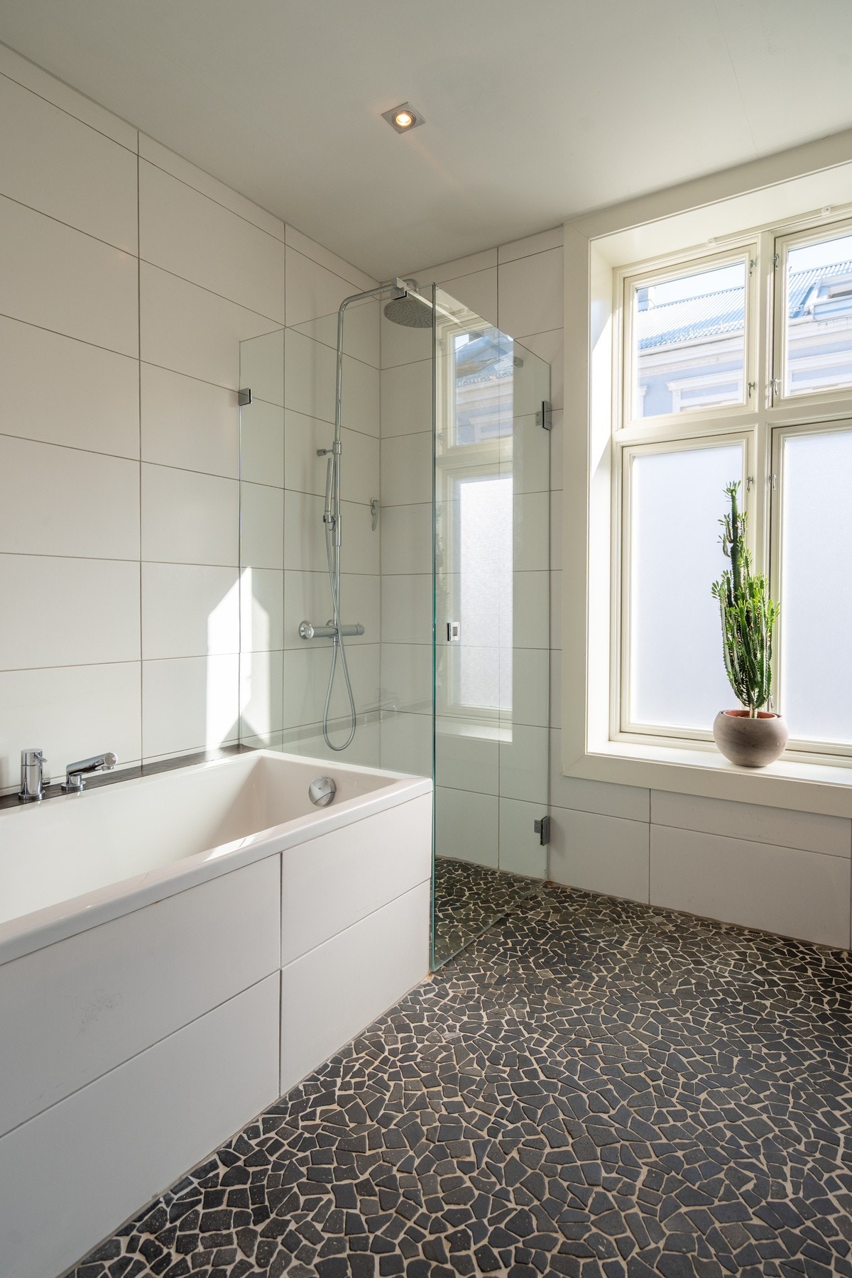 Innredningen består av skap med nedfelt servant i porselen og ettgreps blandebatteri, speil og overskap, vegghengt toalett, dusjhjørne med innfellbar dusjdør, regnfallsdusj og håndholdt spyler, samt badekar. Galleribilde