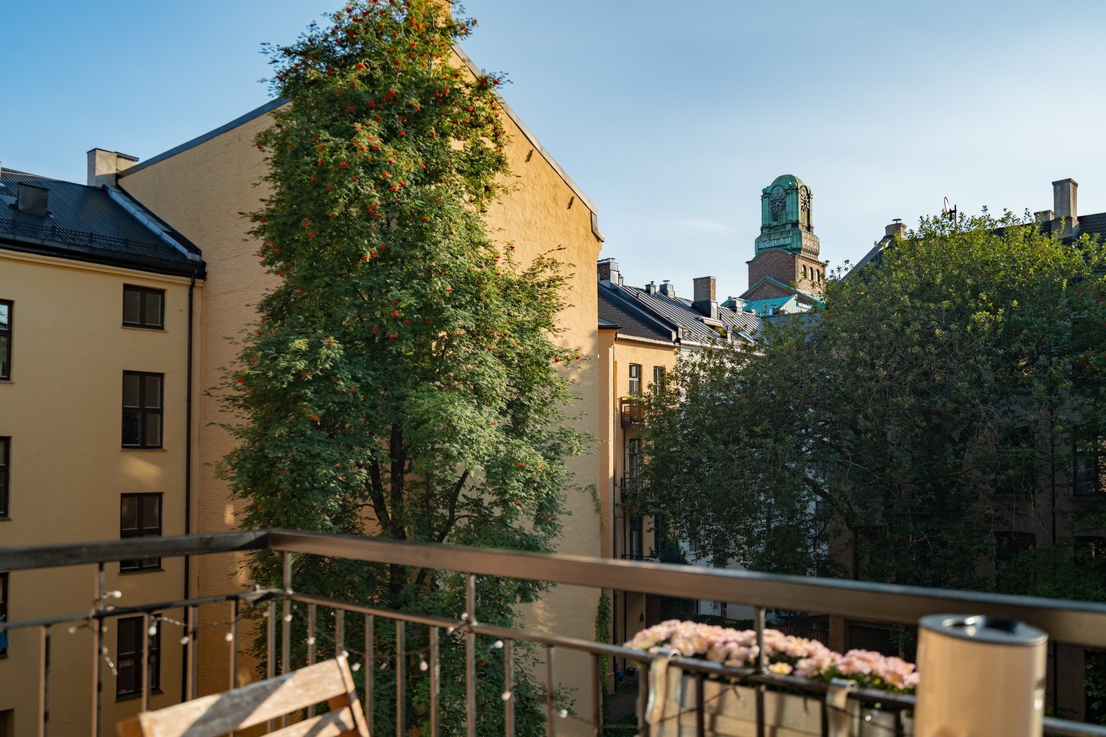 Balkongen vender mot skjermet, rolig gårdsrom. Galleribilde