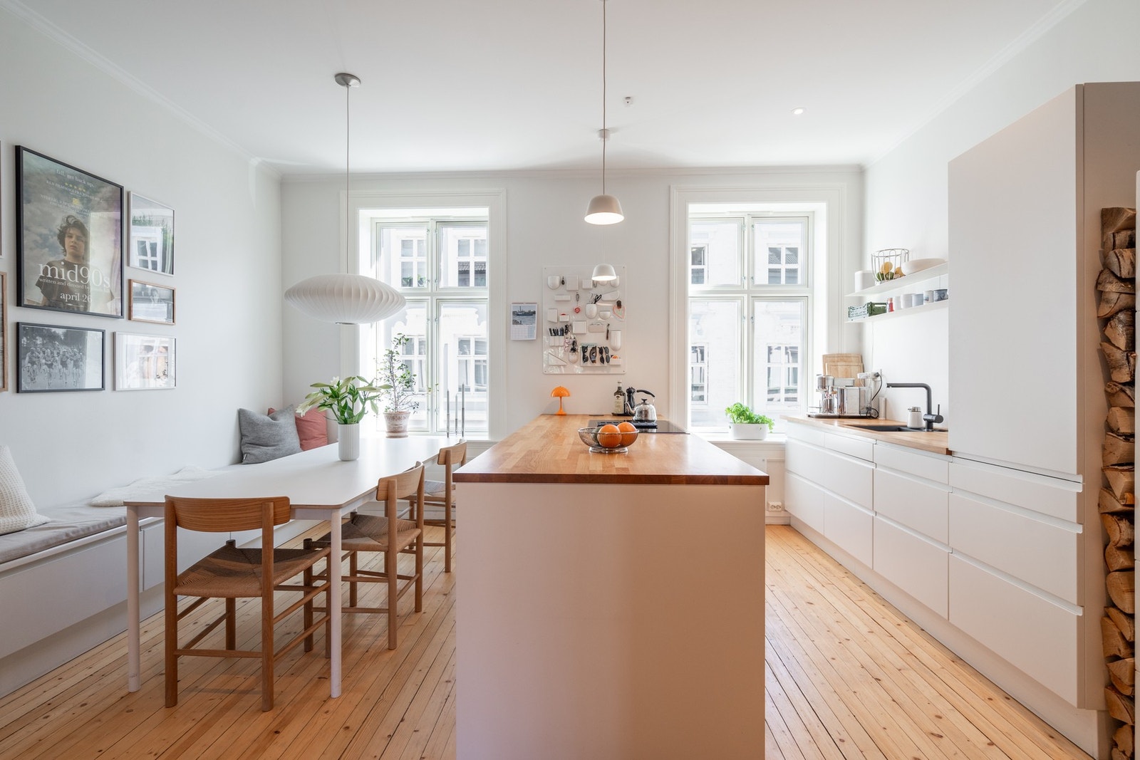 Den flotte kjøkkenøyen gir ekstra albuerom og oppbevaringsplass. Galleribilde