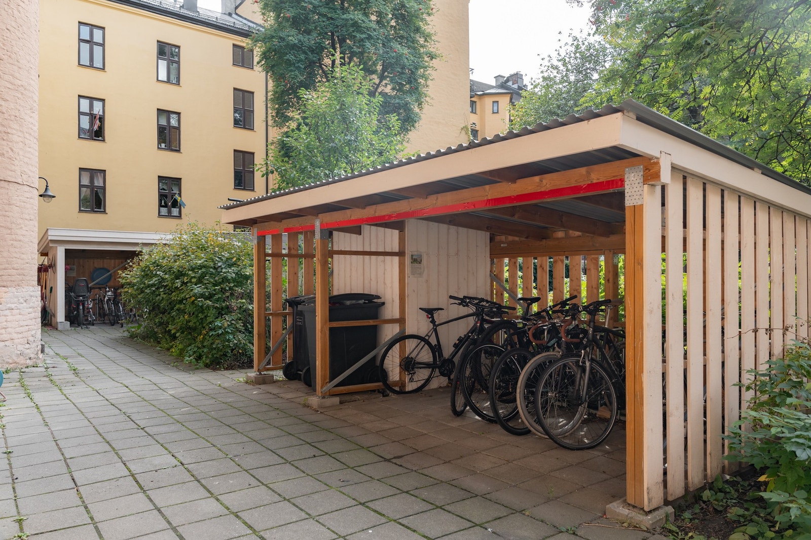 I tillegg til dette er det en bod i bakgården med lås hvor man kan sette barnevogner og sykkelvogner, samt sykkelparkering med lys og tak er også veldig bra å ha. Galleribilde