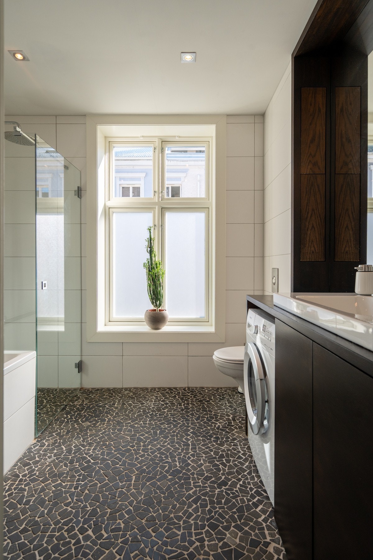 Videre har leiligheten et romslig bad med flislagt vegger (30x60 cm) og gulv belagt med sklisikre naturfliser. Galleribilde