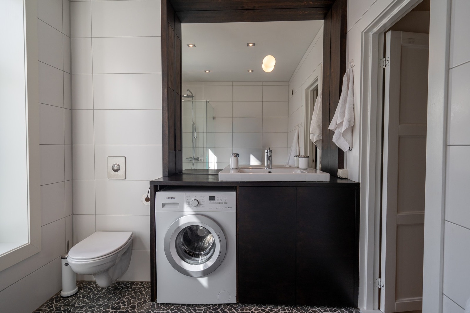 Badet har opplegg og plass for vaskemaskin. Galleribilde