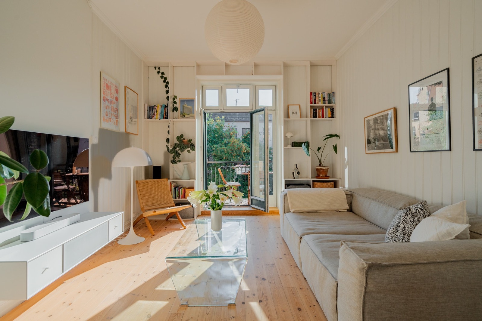 Stuen er lys og innbydende med flotte lysforhold. Galleribilde