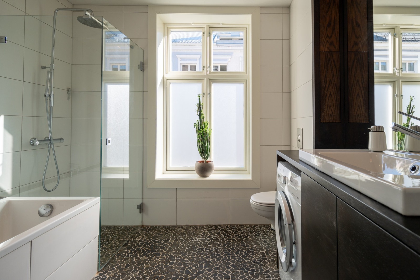 Det er gulvvarme, samt spotter i taket. Galleribilde