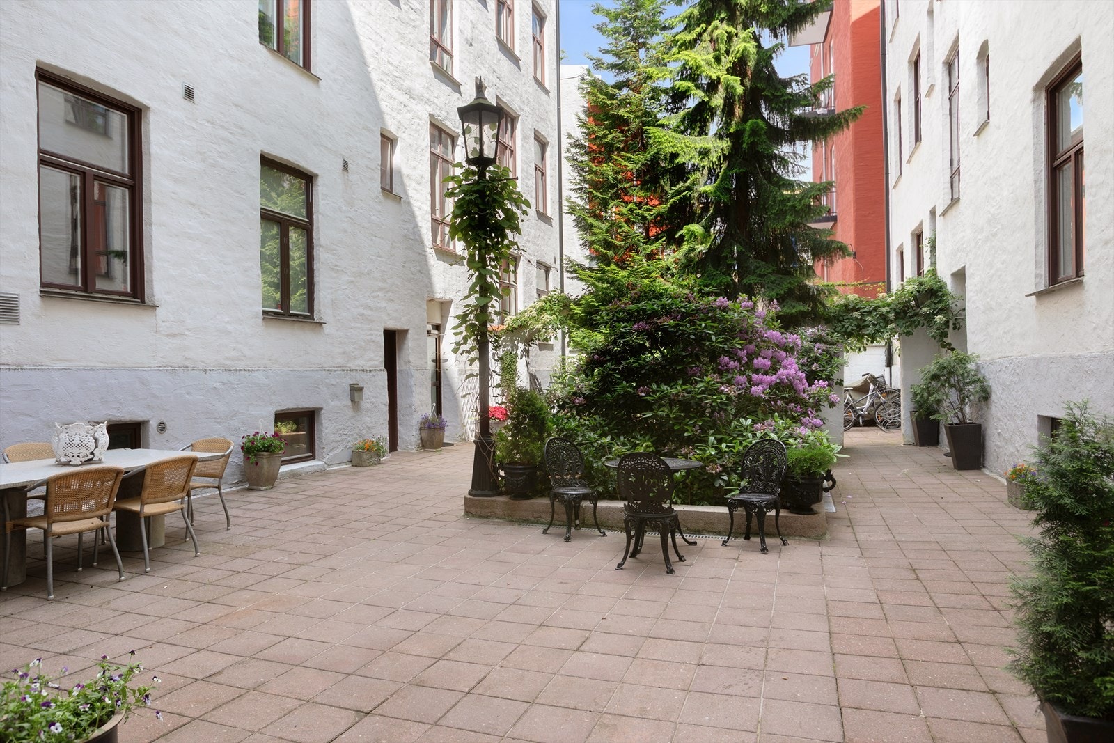 Pent opparbeidet uteområde i skjermede og rolige omgivelser Galleribilde