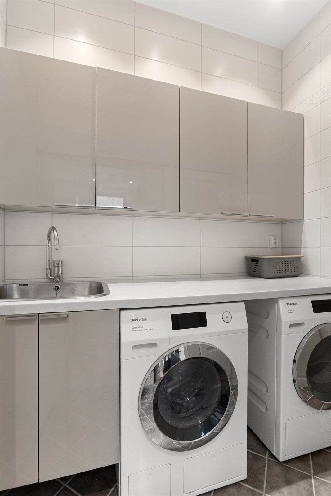 Både vaskerommet og baderommet har velholdte fliser og er utstyrt med gulvvarme og downlights Galleribilde