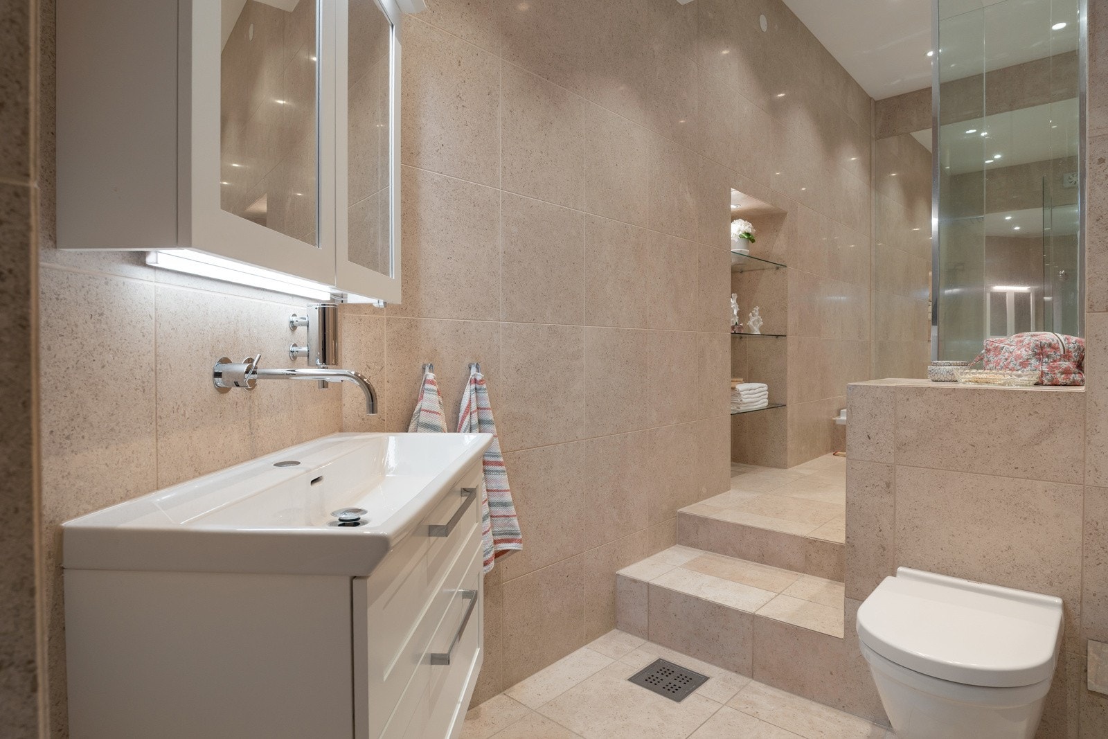 Boligens bad, oppgradert i 2015, fremstår som et luksuriøst velværebad med eksklusive materialvalg og gjennomtenkt design. Galleribilde