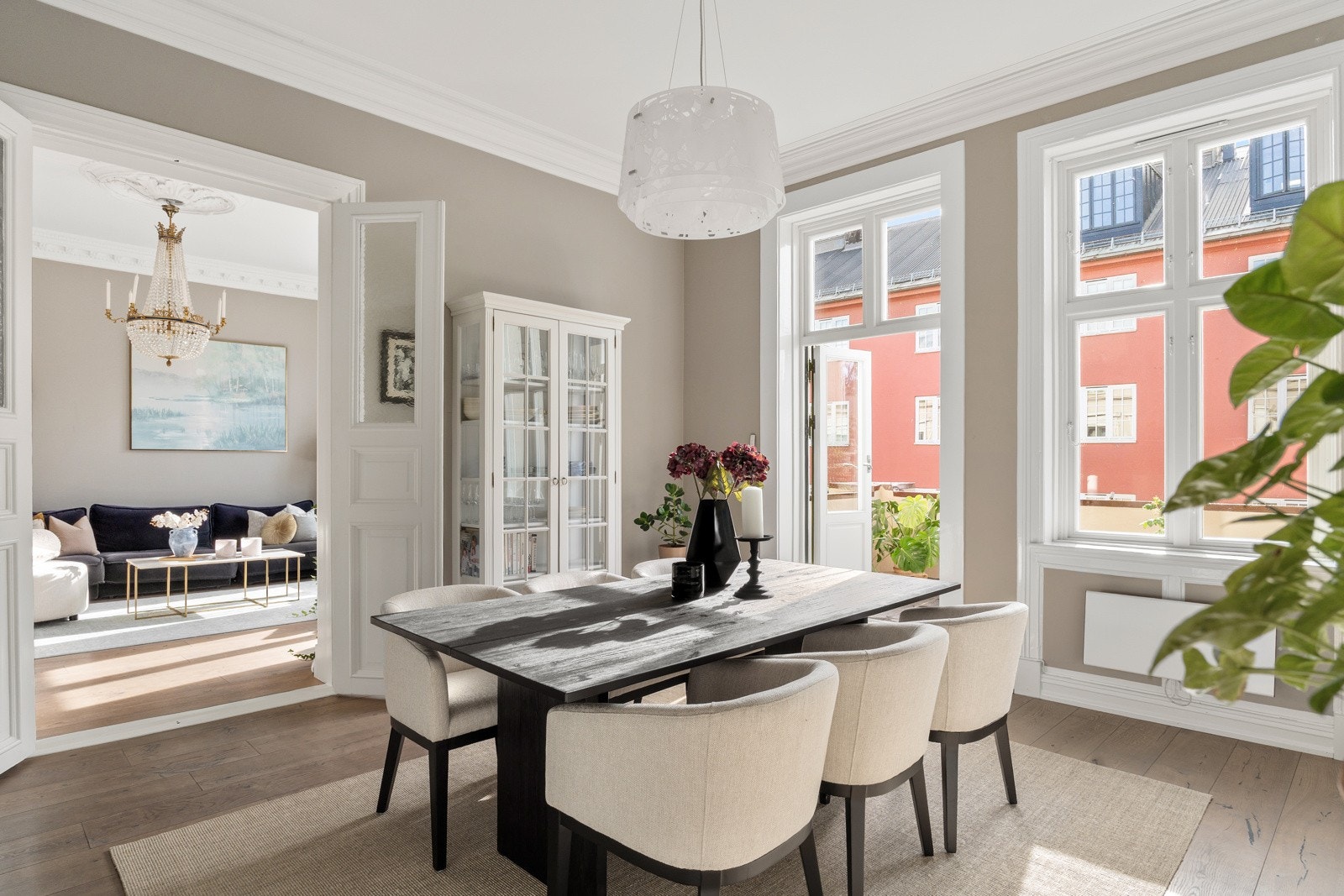 Rommet har god plass til langbord, store vindusflater og den samme generøse takhøyden som resten av boligen. Galleribilde