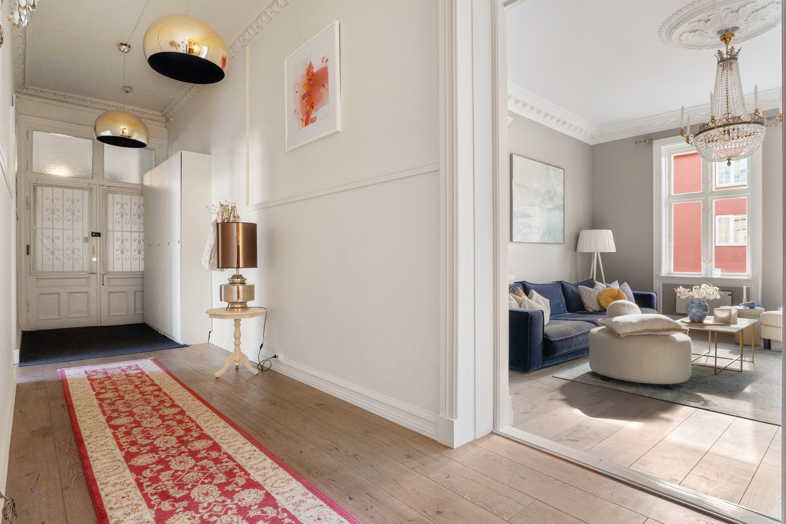 Gjennom den originale tofløyde inngangsdøren møtes du av en romslig, høyreist og innbydende entré Galleribilde