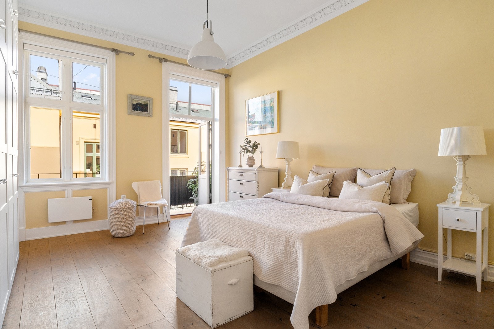 Leiligheten har tre soverom, alle vendt mot rolig bakgård. I tillegg har man tilgang til boligens vestvendte balkong på ca. 5kvm. Galleribilde