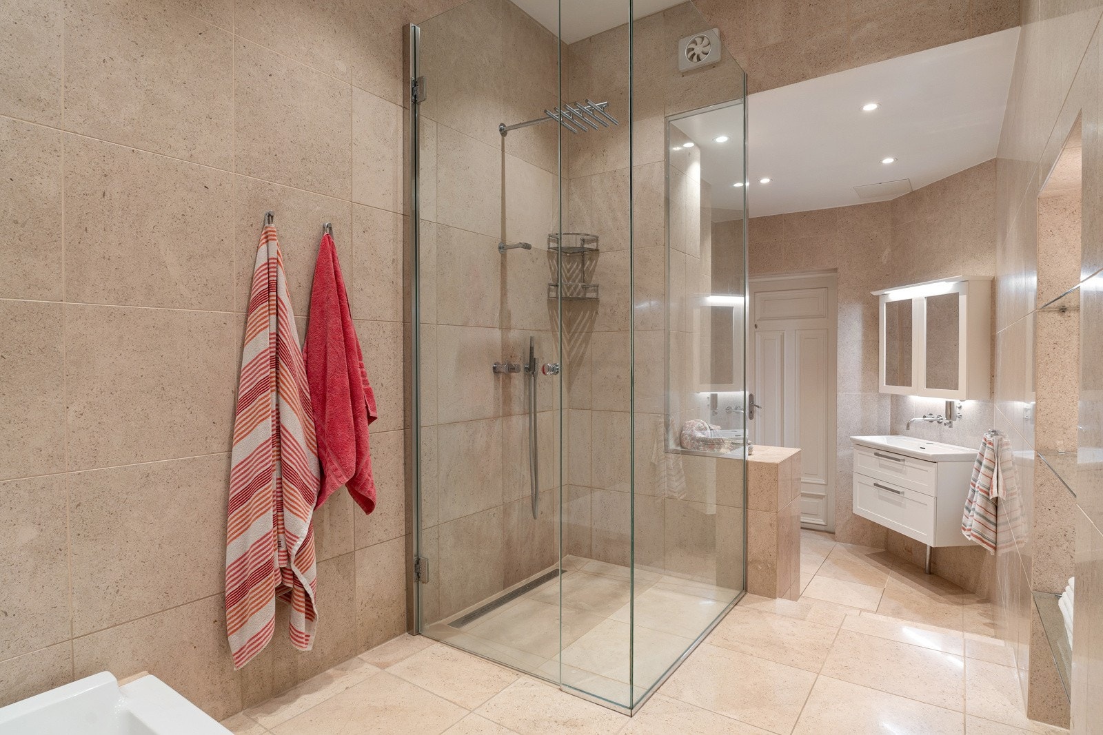 Her finner du vegghengt toalett med innebygd sisterne, nedfelt servant i porselen og speilskap fra Svedbergs med integrerte hyller. Galleribilde