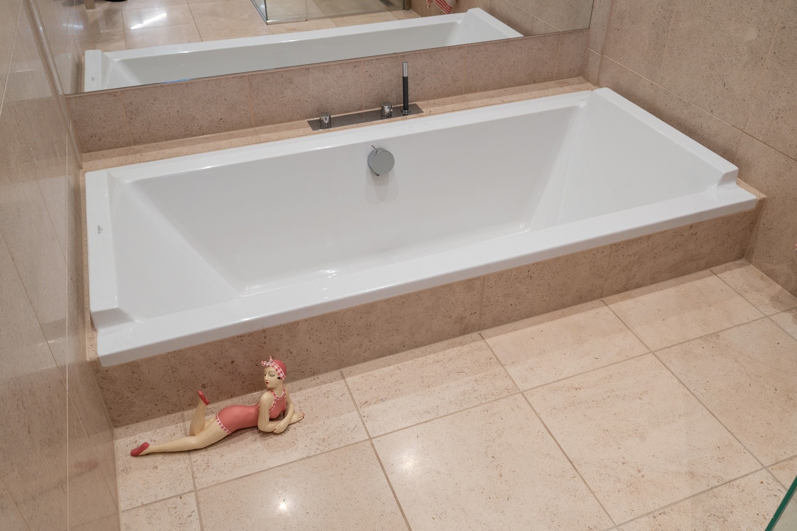 Innerst i rommet står et badekar - perfekt for avslapning Galleribilde