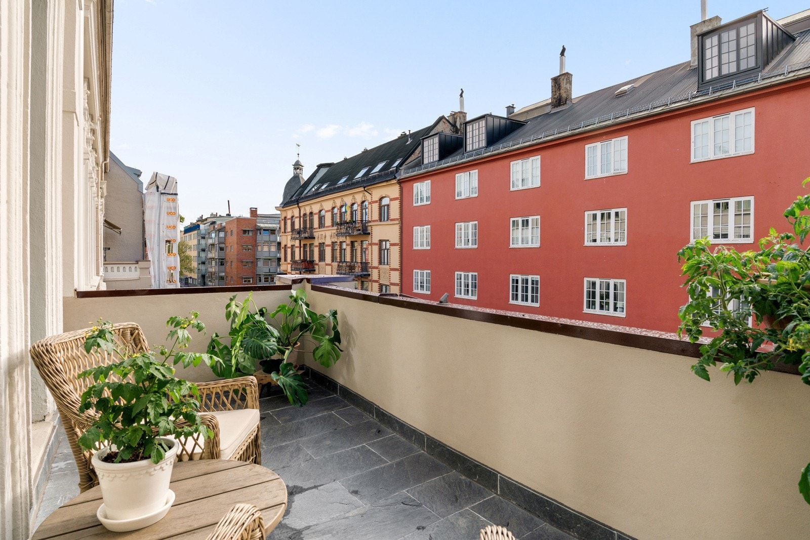 Fra spisestuen er det utgang til en østvendt veranda på 8,3 kvm Galleribilde