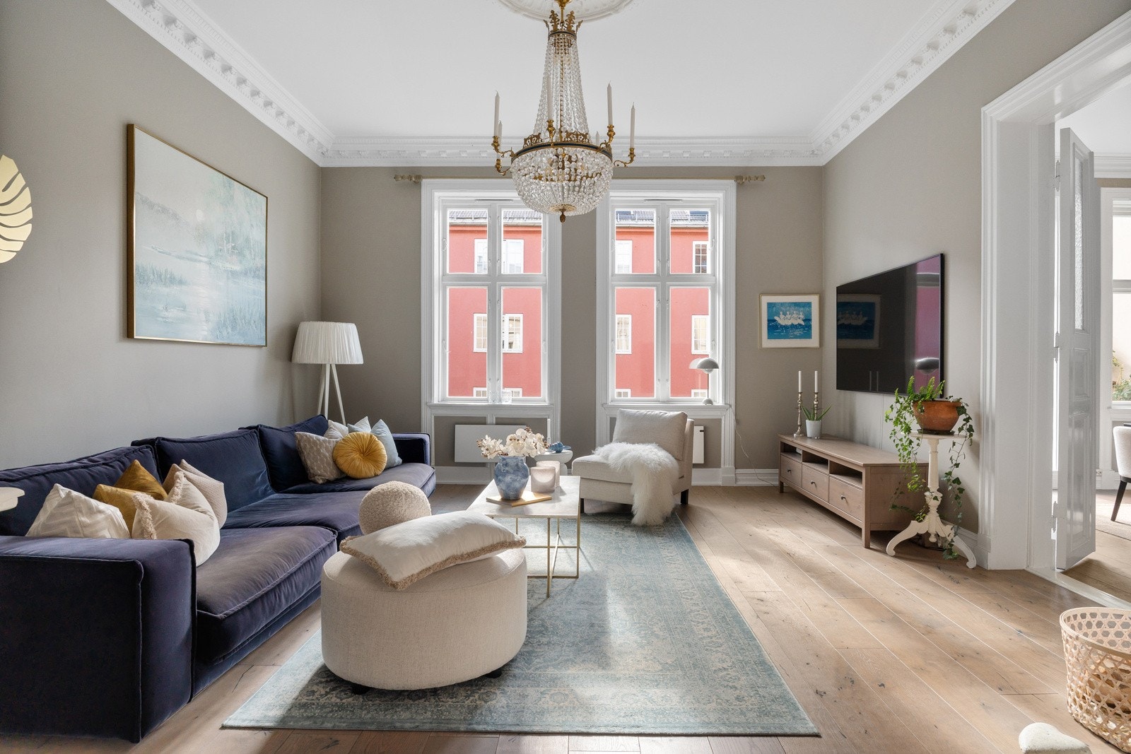 En fantastisk 5-roms selveier med gjennomgående planløsning, tidsriktig standard og lune detaljer. Galleribilde