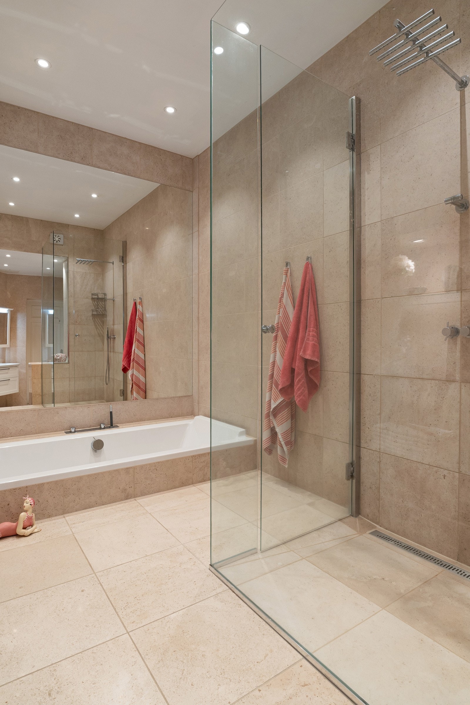 I tillegg finner en selvfølgelig også dushjørne med innfellbare glassdører. Galleribilde