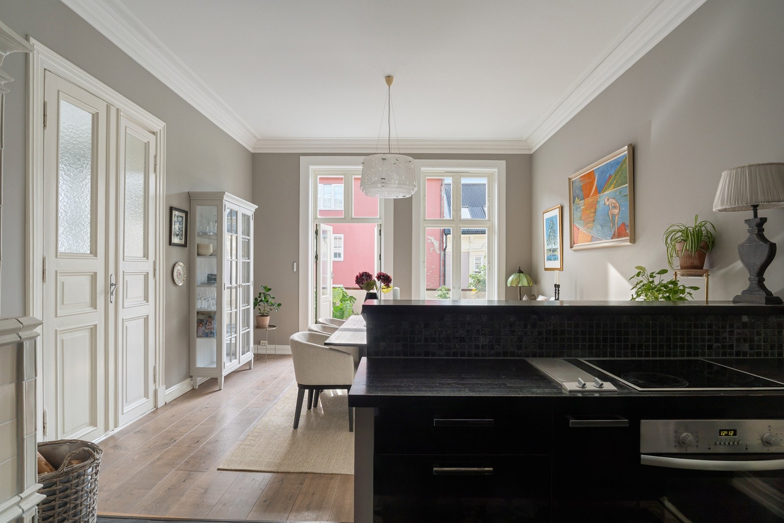 Platetopp, stekeovn, mikrobølgeovn, oppvaskmaskin, vinskap og plass til et bredt kjøleskap med isdispenser Galleribilde