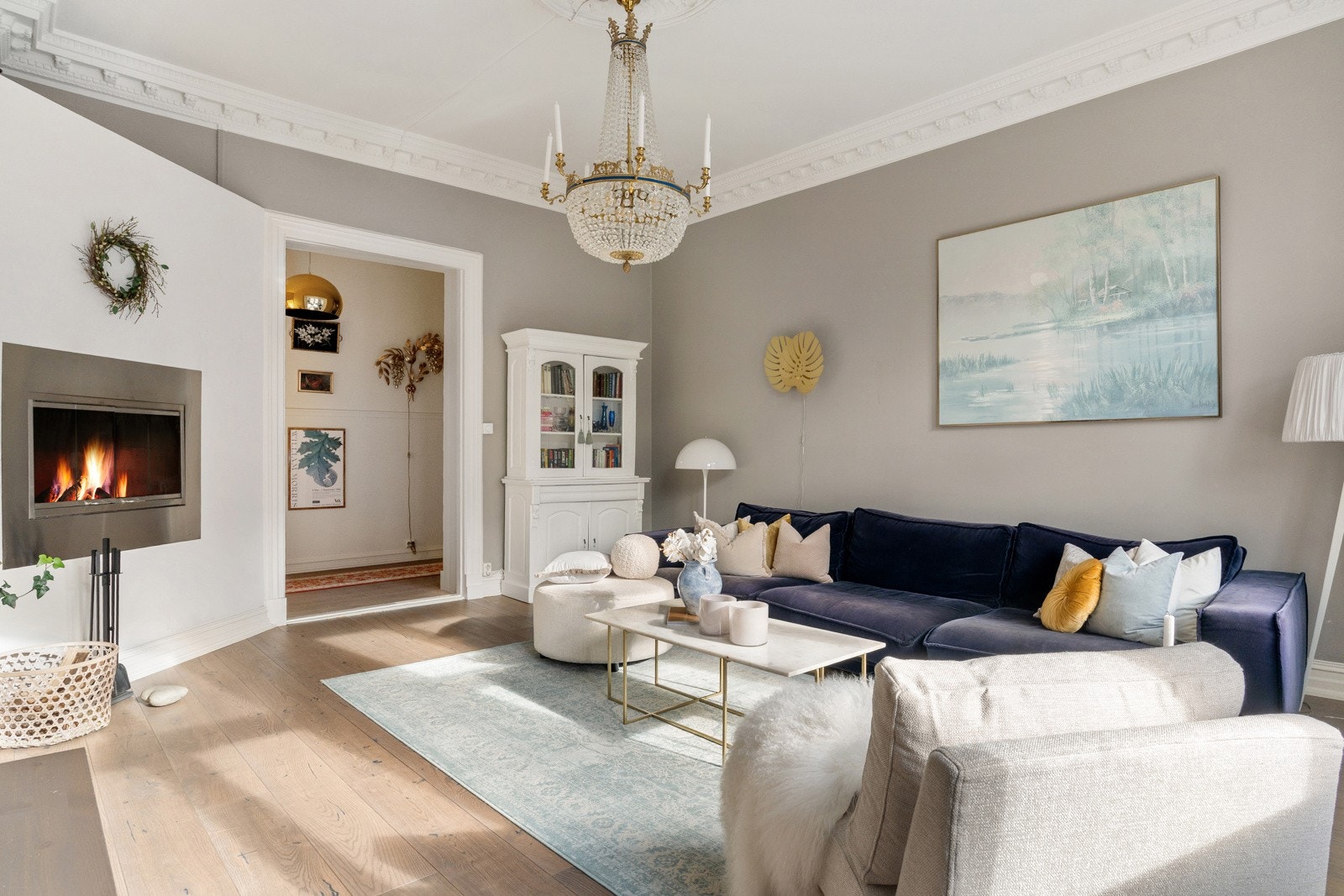 Oppvarming skjer via panelovner under vinduene, supplert av en peisovn som skaper lun stemning på kalde kvelder Galleribilde