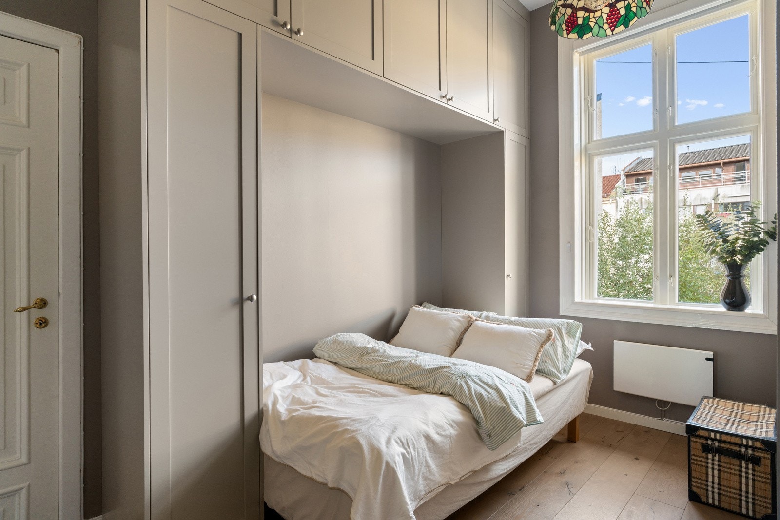 Det er enkelt å innrede rommet, i tillegg godt med rom for lagring i plassbygde skap. Galleribilde