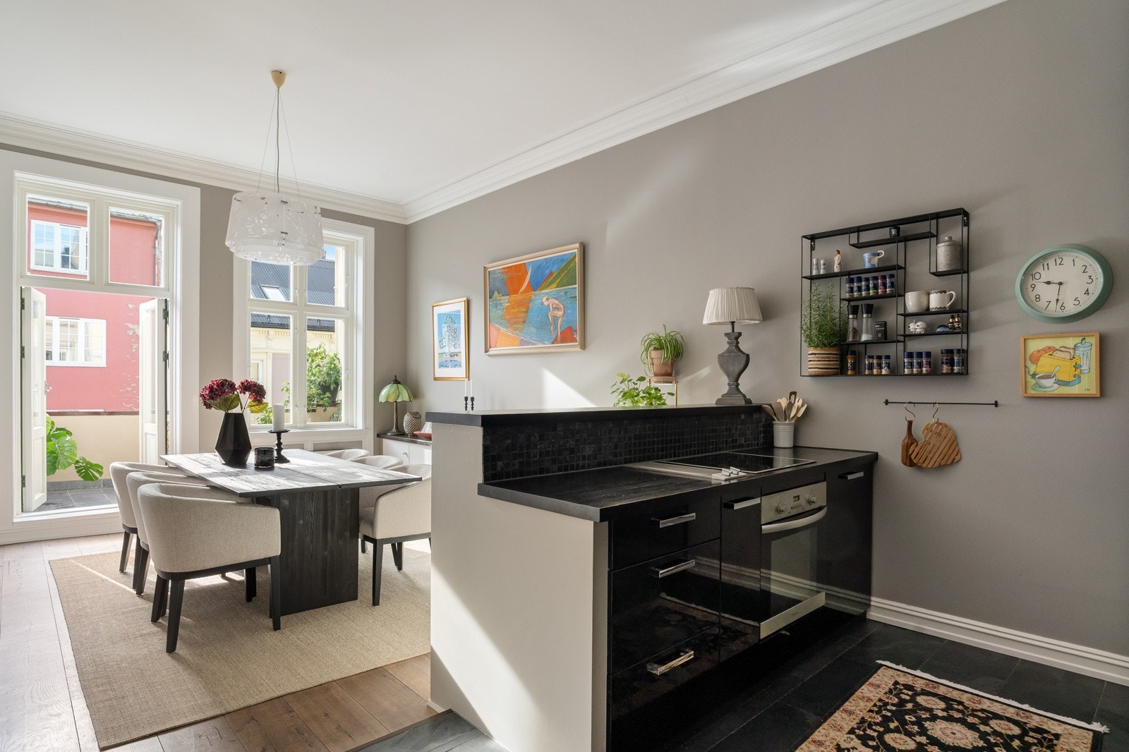 Den praktiske kjøkkenøya gir rikelig med arbeids- og lagringsplass, og kjøkkenet er utstyrt med integrerte hvitevarer Galleribilde