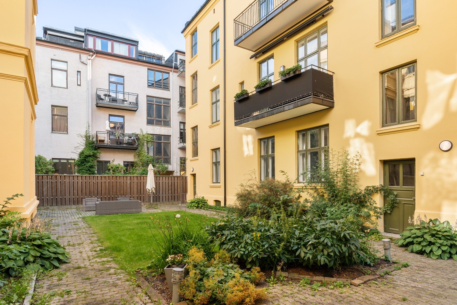 Bakgården er fint opparbeidet. Galleribilde