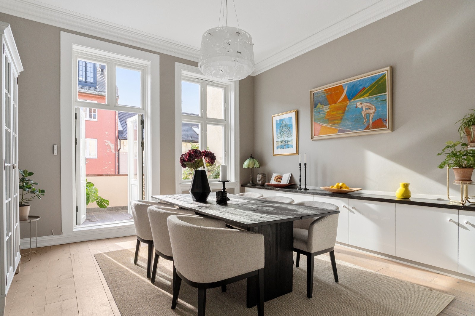 Fra spisestuen er det utgang til en østvendt veranda på 8,3 kvm, perfekt for morgen- og formiddagssol. Galleribilde