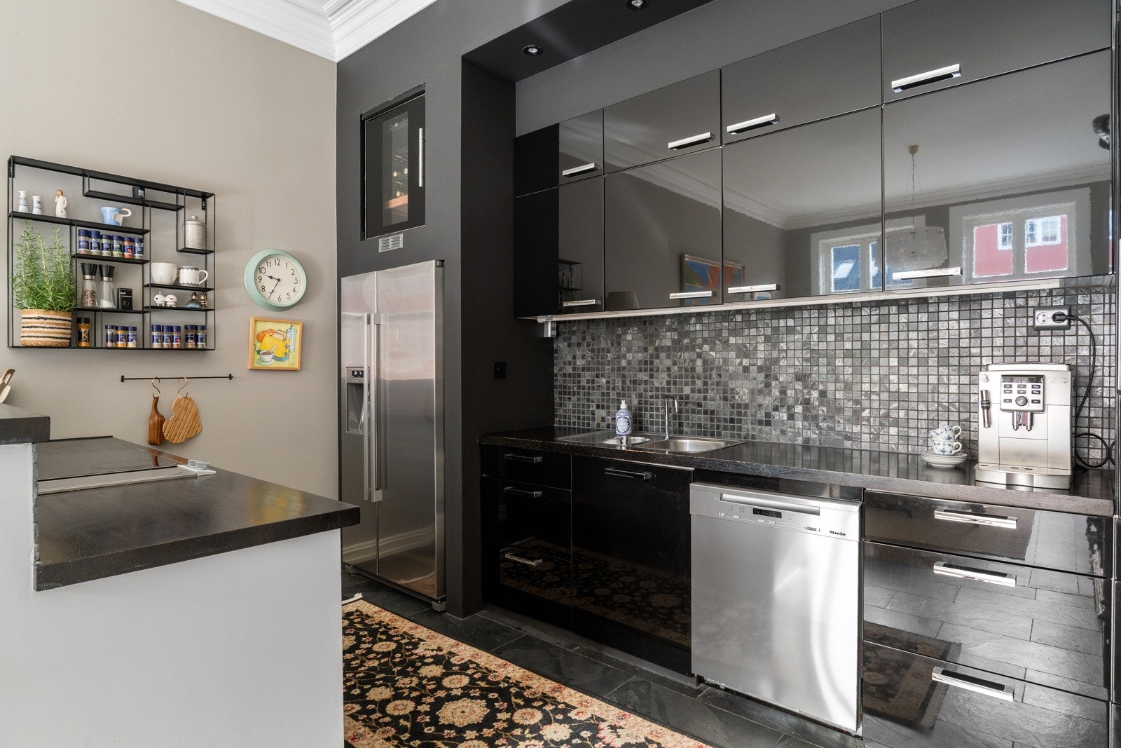 Kjøkkenet, levert av Kvik i 2010, har elegante mørke høyglansfronter. Galleribilde