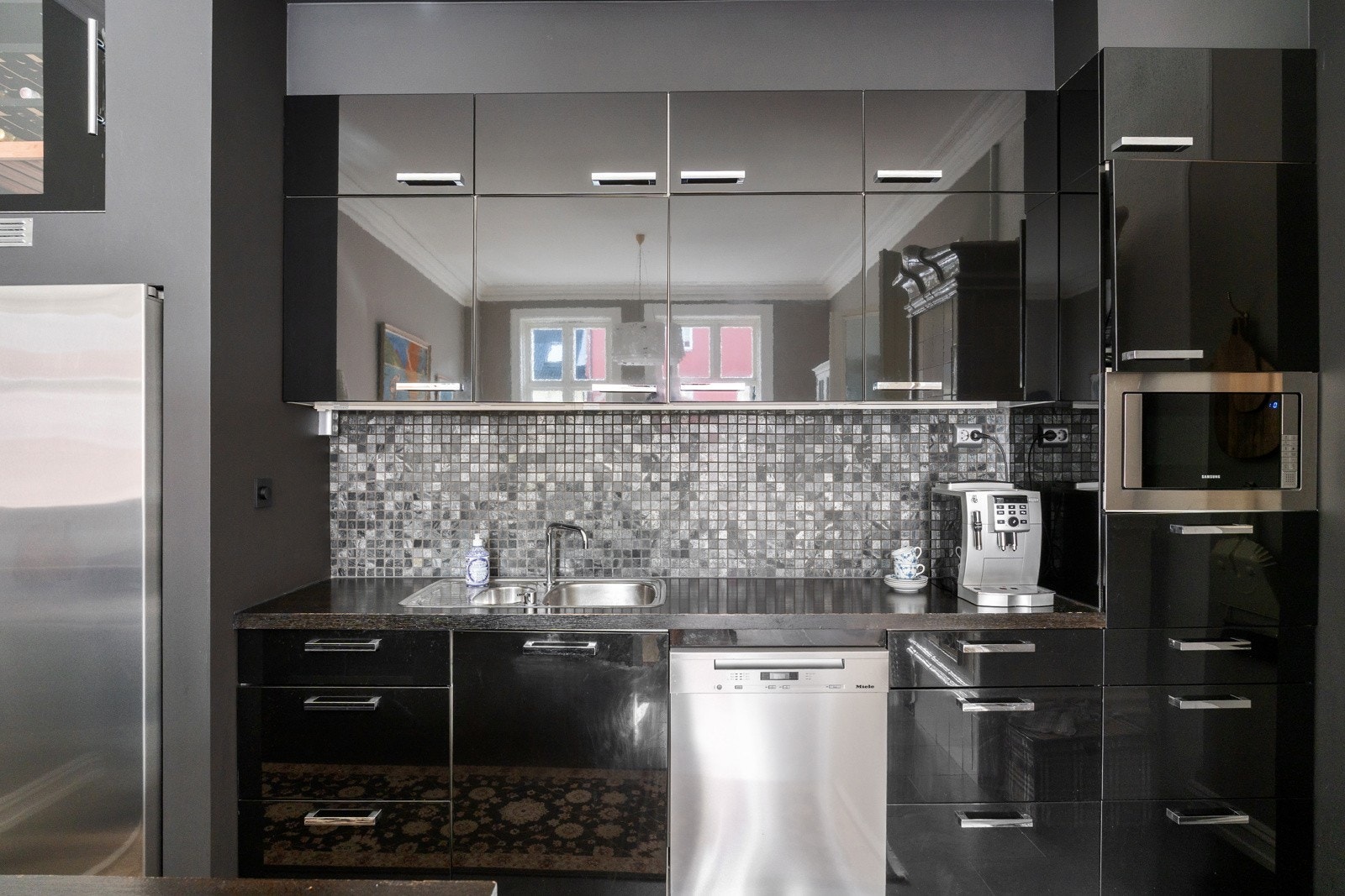 Heltre benkeplate med nedfelt dobbel servant og en stilfull flisvegg Galleribilde