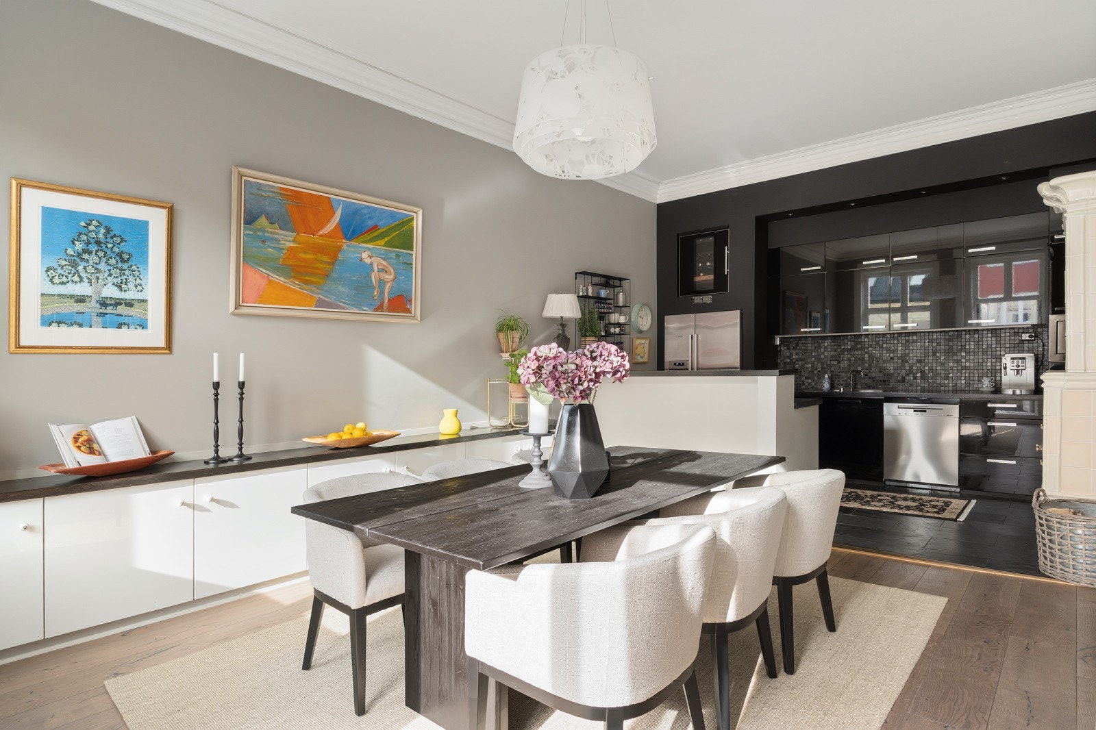 En åpen stue/kjøkken-løsning gir muligheter til å både servere, men også underholde de inviterte gjestene. Galleribilde