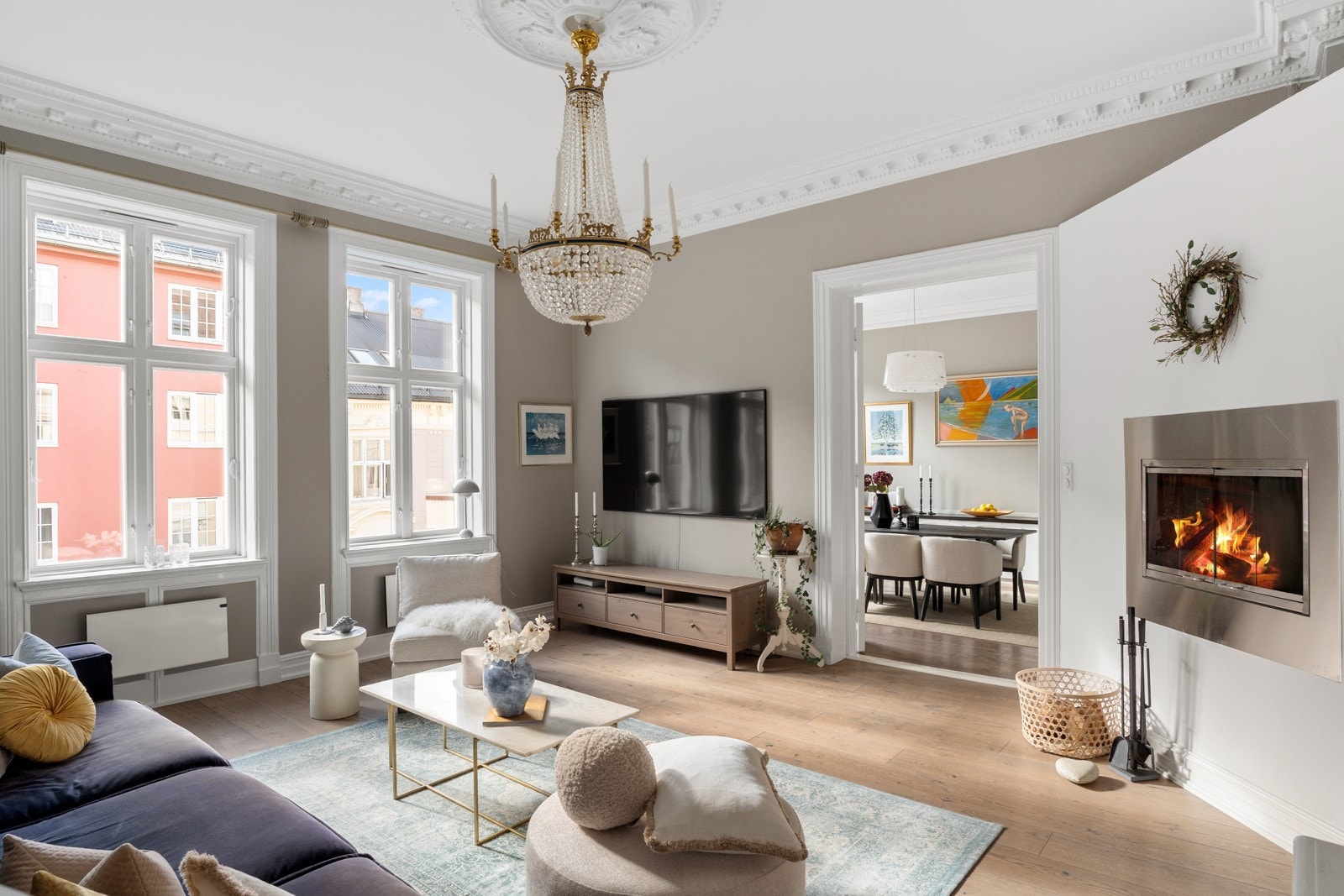 Store vindusflater gir rikelig med dagslys, og med en takhøyde på over 3,3 meter oppleves rommet som ekstra luftig Galleribilde