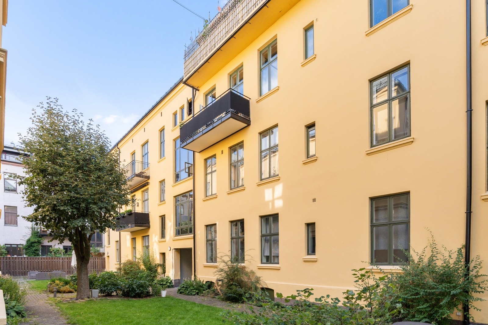 Boligens vestvendte balkong fra hovedsoverommet. Galleribilde