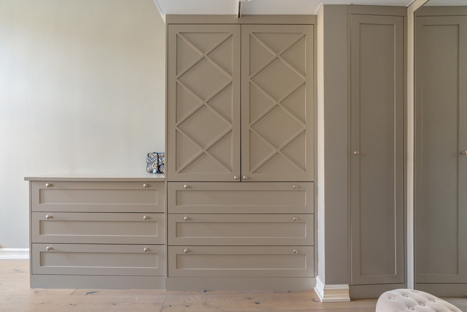 Rikelig med oppbevaringsplass til både tøy og ønsket nips. Galleribilde