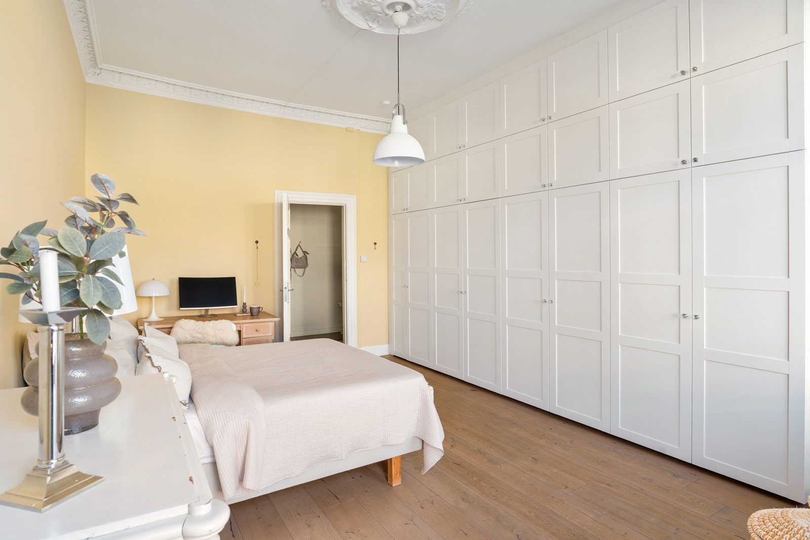 Det er videre god plass til dobbeltseng og rikelig med skapplass i de plassbygde skapene som går helt opp til taket. Galleribilde