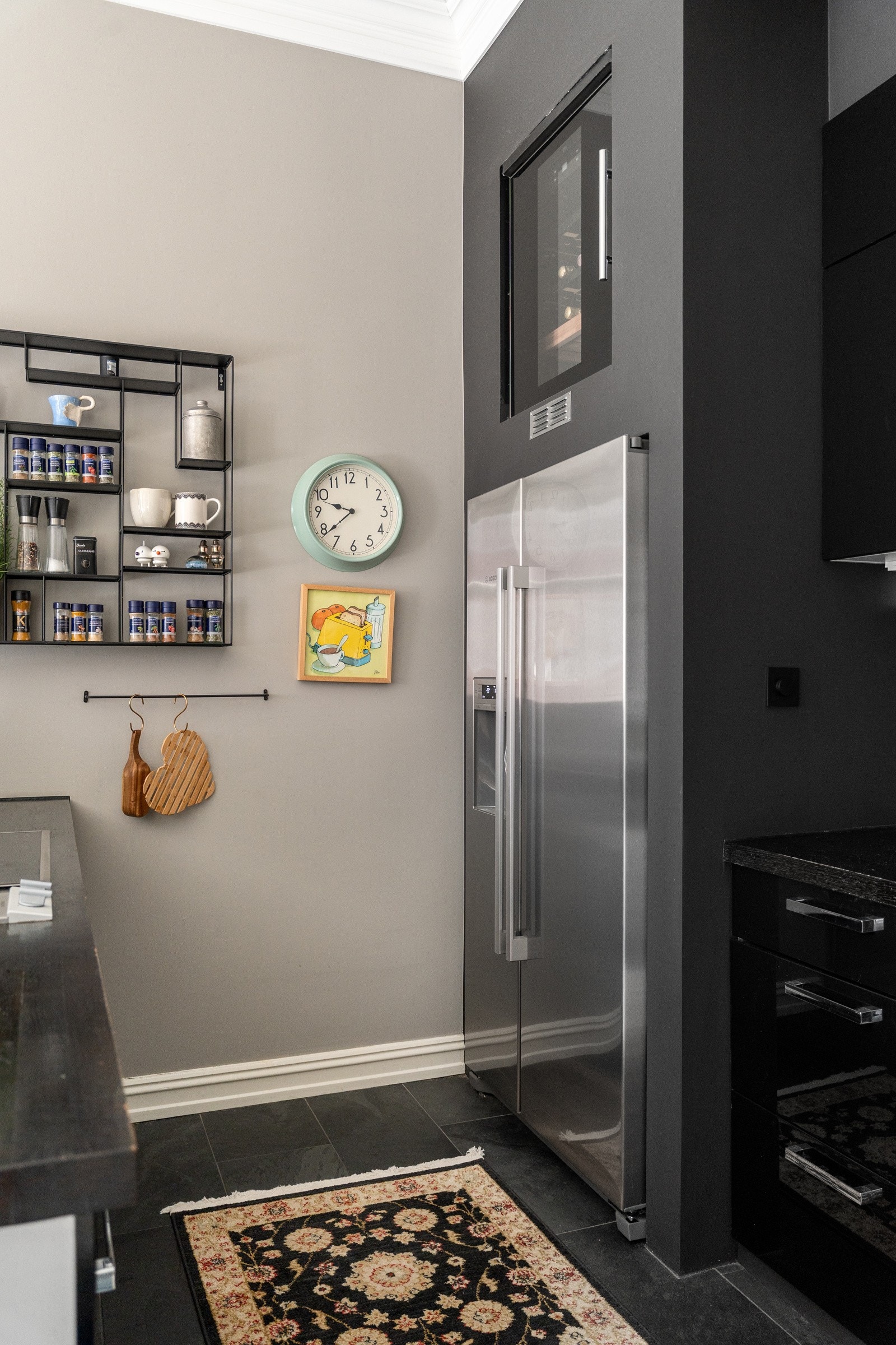 Kjøleskap og frys med integrert vinskap. Galleribilde