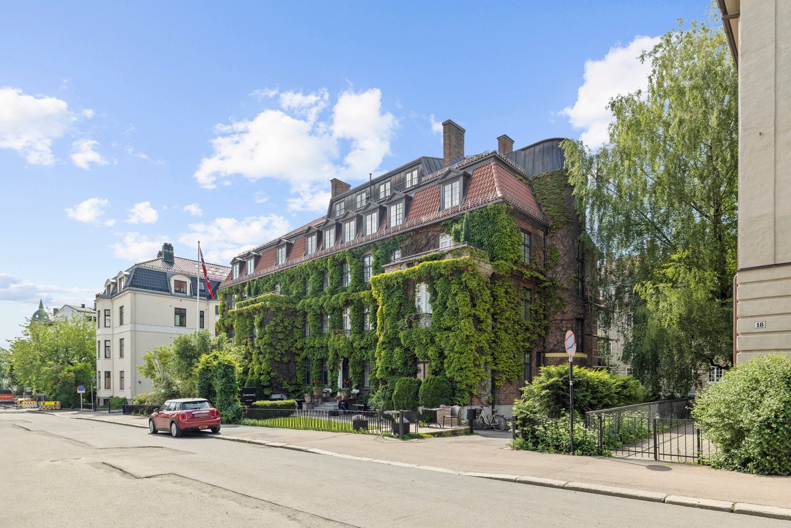 Eiendommen ligger i et meget attraktivt, urbant og sentralt boligområde på Frogner. Galleribilde