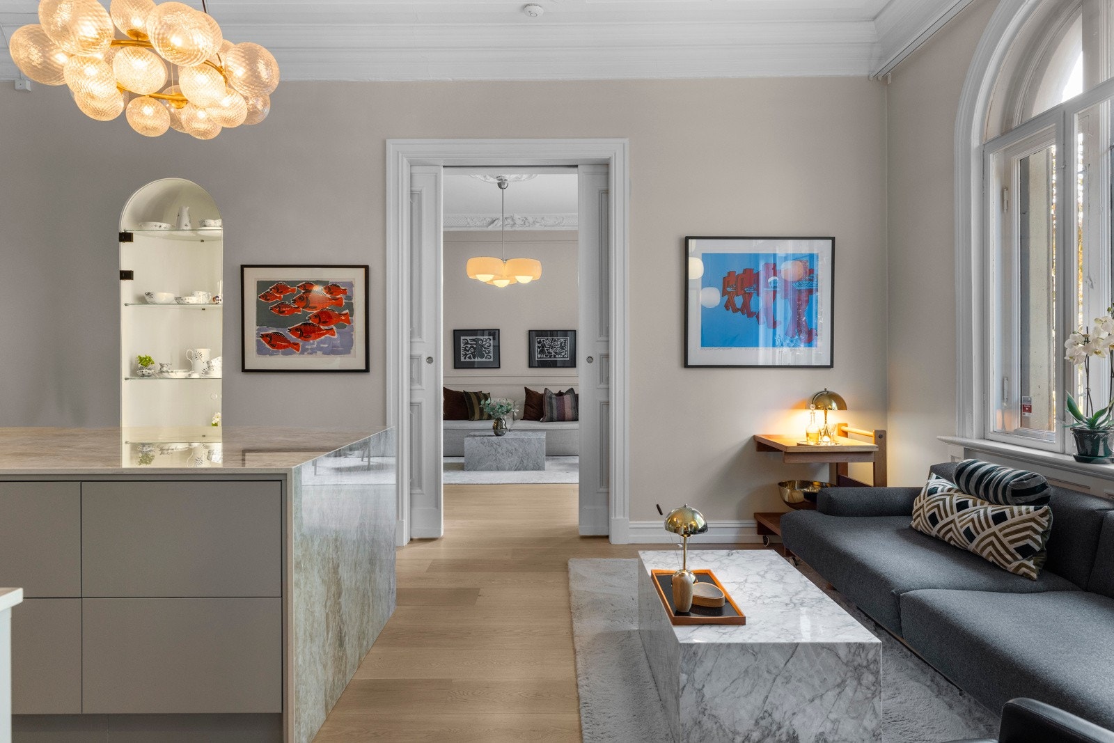 Her er det rikelig med benkeplass og gode oppbevaringsmuligheter i skap, samt belysning på vegg. Galleribilde