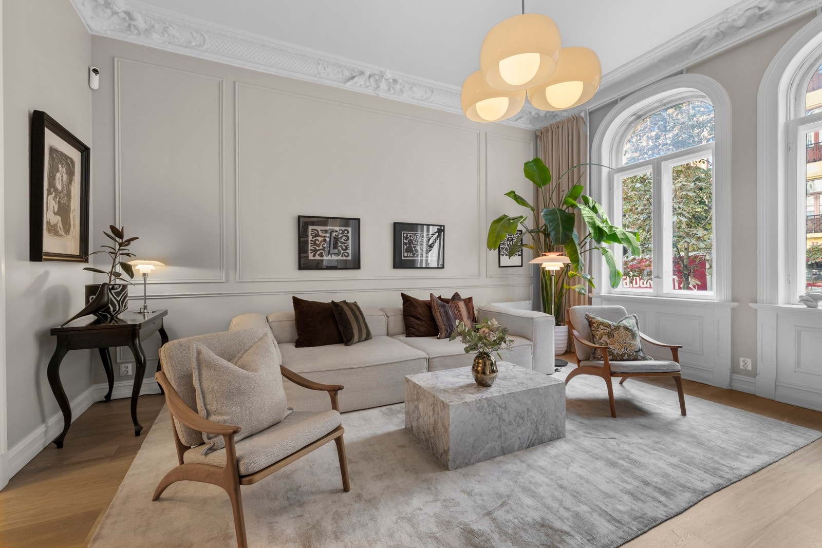 Her er det romslig og flott opplyst med store vindusflater som gir rikelig med naturlig lys, og skaper en god atmosfære. Galleribilde