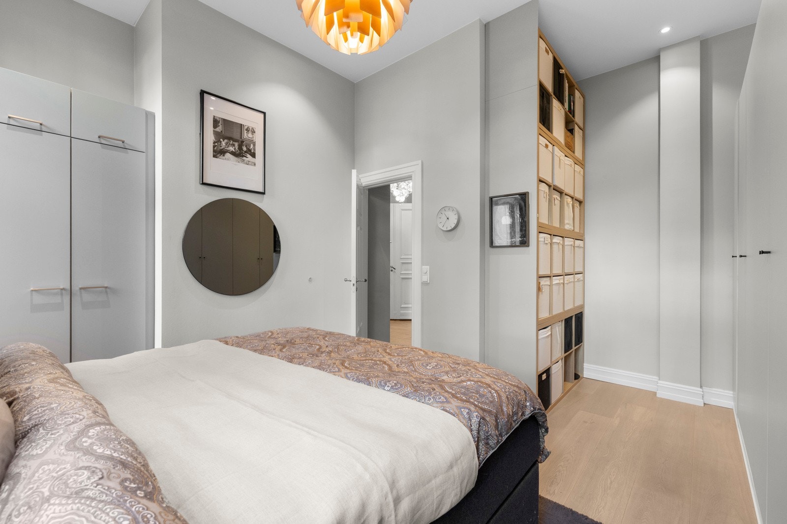 Det er plassbygde skap og hyller med gid plass til oppbevaring. Galleribilde