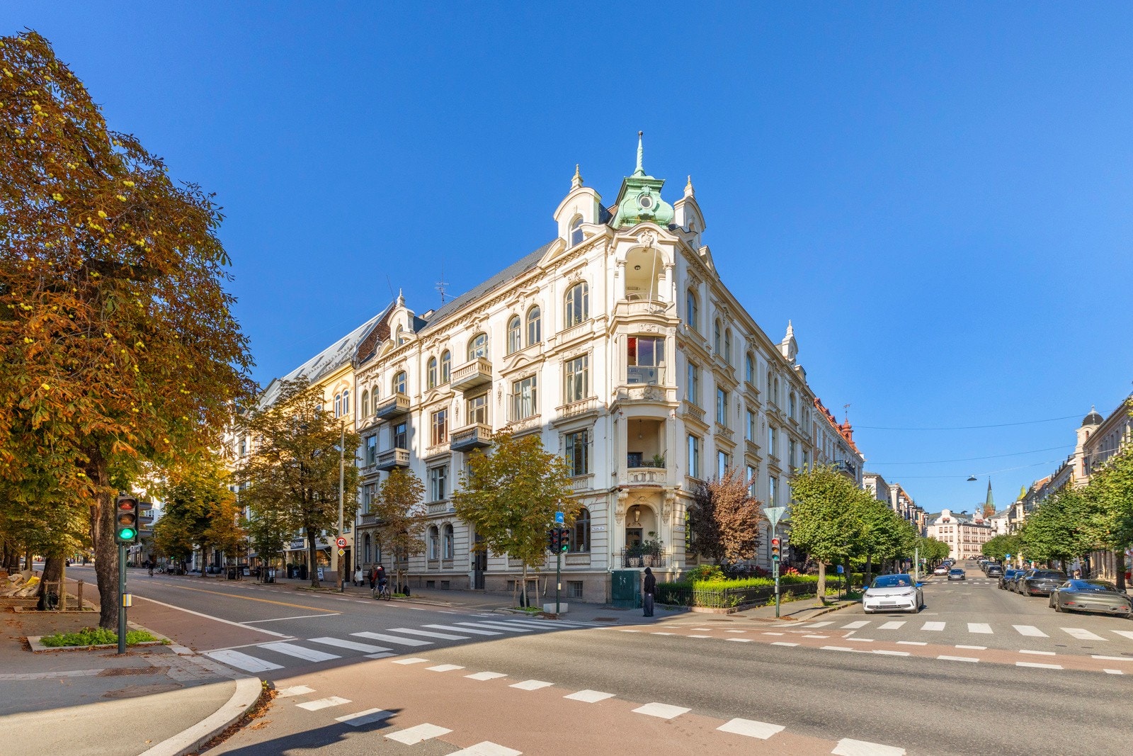 Leiligheten ligger i en av Oslos mest fasjonable bygårder og ble omfattende oppusset i 2022. Galleribilde