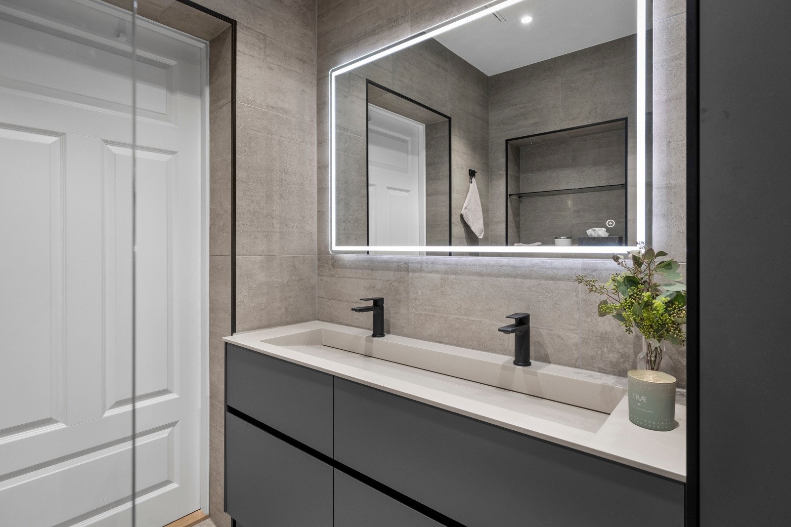 Badet har varmekabler i gulv og moderniserte overflater fra 2023. Galleribilde