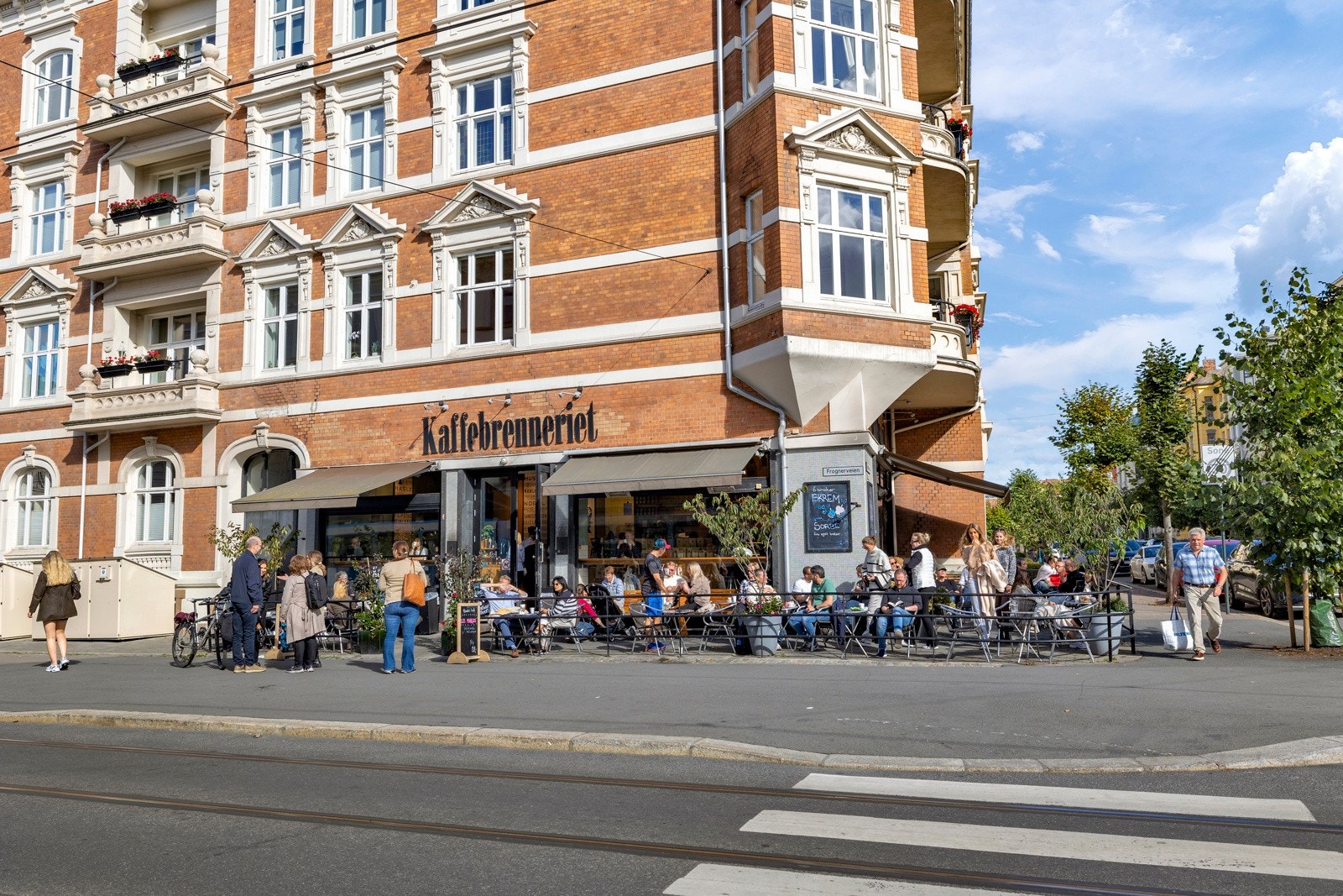 Bebyggelsen i området er preget av store byvillaer og fornemme bygårder fra 1800-tallet, og er i dag hjem for mange ambassader og ambassaderesidenser. Galleribilde