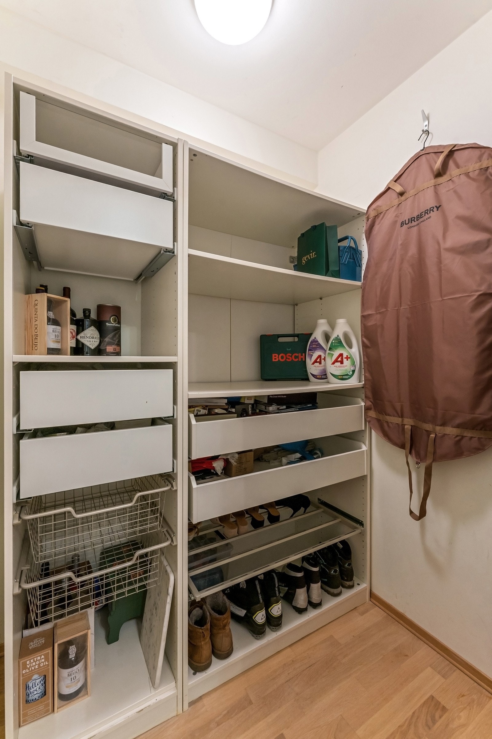 Fra entréen er det adkomst til praktisk innvendig bod med flere bruksområder Galleribilde